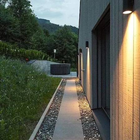Bear & Bison View Apartment Zell am See
