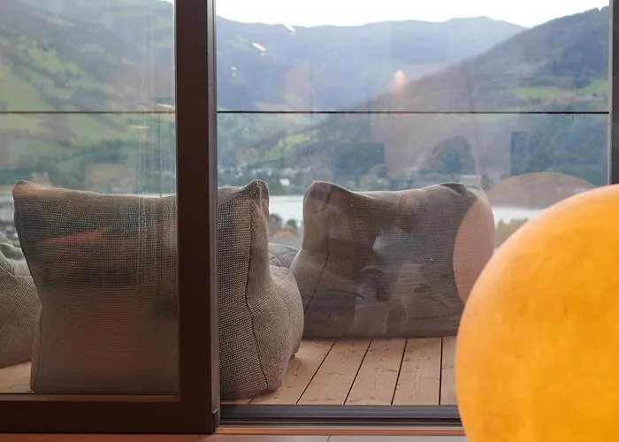 Bear & Bison View Целль-ам-Зе